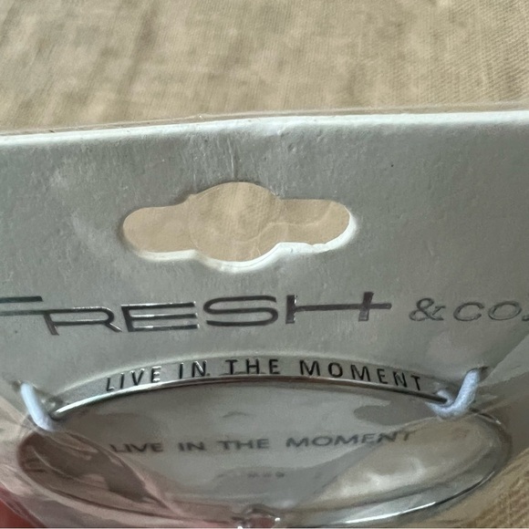 Fresh and Co NWT Live in the moment motivational circle bangle bracelet silver - Picture 4 of 4